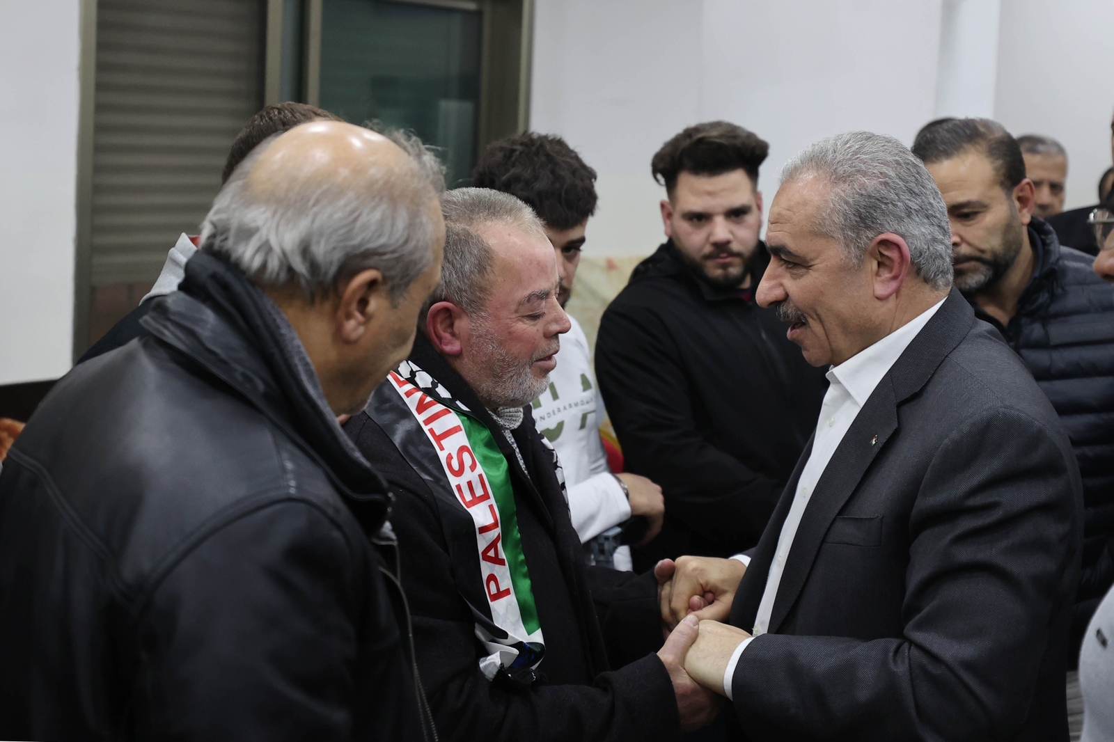 رئيس الوزراء خلال تقديمه واجب العزاء بالشهيدين الشقيقين محمد ومهند مطير